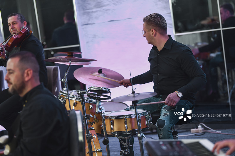乐队成员在户外晚间音乐会上演奏现场打击乐图片素材