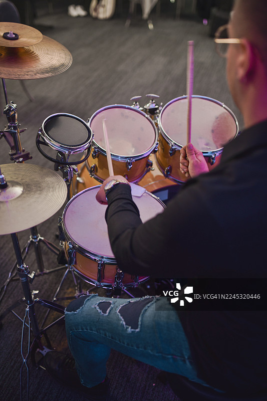 鼓手在现场音乐表演中演奏架子鼓和镲片图片素材