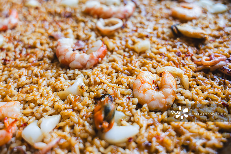 美味的海鲜烩饭，有虾、贻贝和鱿鱼图片素材