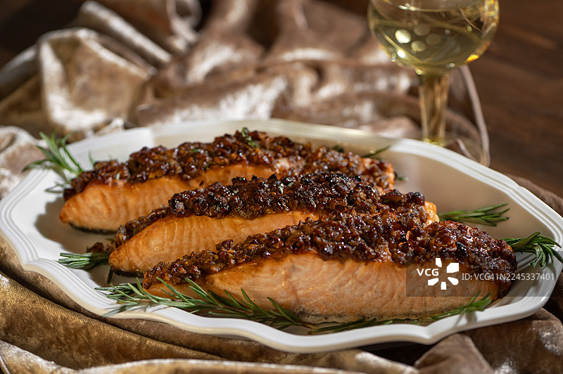 烤三文鱼配山核桃 - 节日菜肴 - 圣诞节，新年除夕庆典图片素材