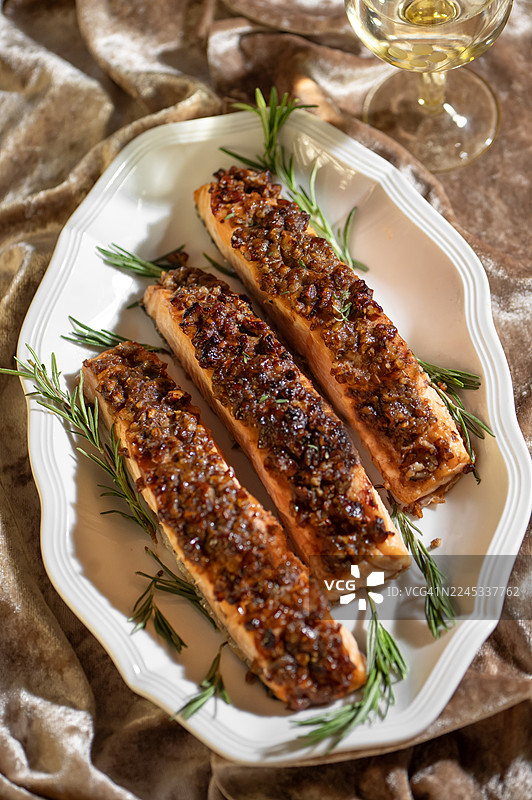 烤三文鱼配山核桃 - 节日佳肴 - 圣诞节，新年除夕庆典图片素材