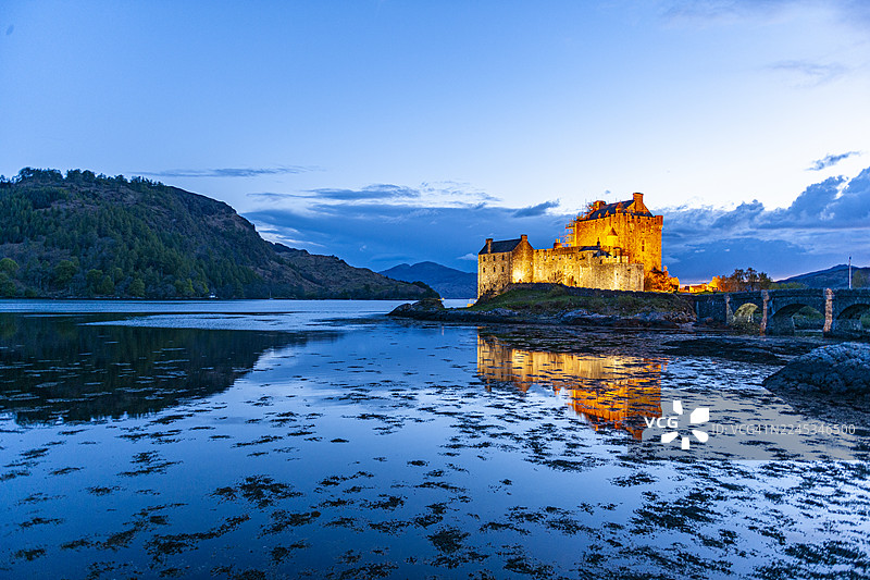 苏格兰，黄昏时分的艾琳多南城堡景观图片素材