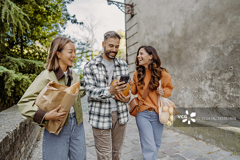 走在回家的路上图片素材