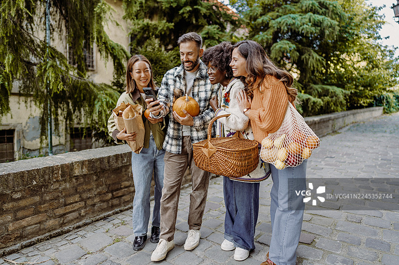走在回家的路上图片素材