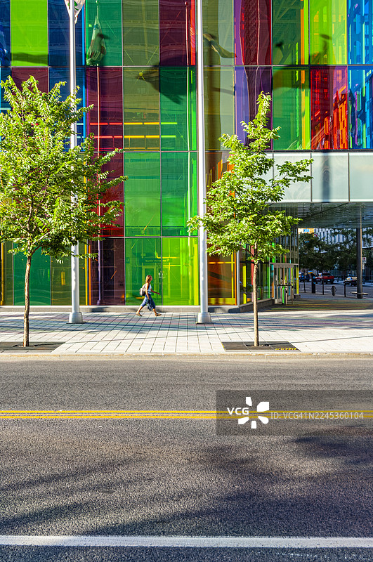 蒙特利尔，国会宫色彩斑斓的玻璃幕墙图片素材