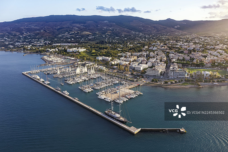 鸟瞰科斯岛码头，码头，港口，船，船只，科斯镇，科斯岛，佐泽卡尼西亚群岛，希腊图片素材