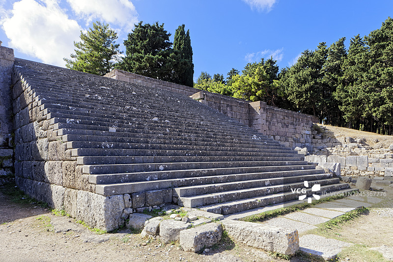 希腊科斯岛多德卡尼斯群岛阿斯克勒庇俄斯神庙的宏伟楼梯，也称阿斯克勒庇俄斯神庙，一个供奉治疗之神阿斯克勒庇俄斯的祭祀场所，分为三个平台，曾是一个古代医院，于1902-1904年被发掘，位于东亚得里亚海地中海地区。图片素材