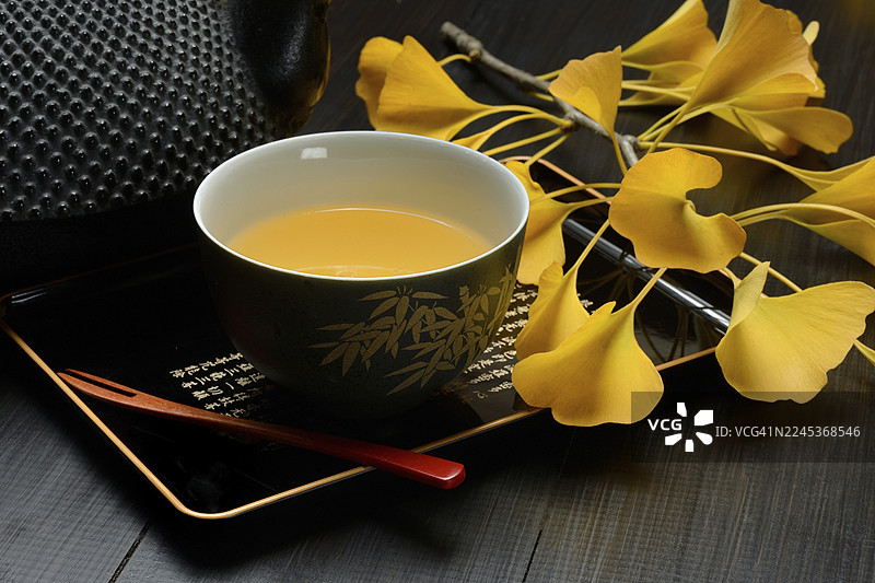 茶碗中的银杏茶和银杏叶，银杏图片素材