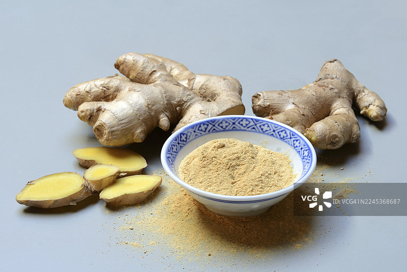 姜根和姜粉放在小碗里，姜图片素材