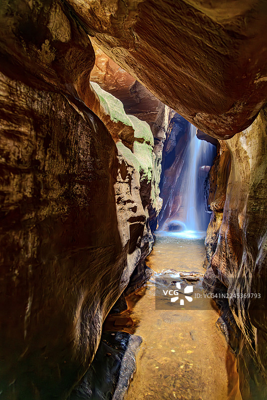 巴西米纳斯吉拉斯州欧鲁普雷图的洞穴瀑布图片素材