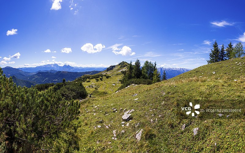 通往埃格尔塞峰（Egelseehörndl）的徒步小径，位于萨尔茨堡州萨尔茨卡默古特地区的奥斯特霍恩山脉的波斯特阿尔姆（Postalm）。图片素材