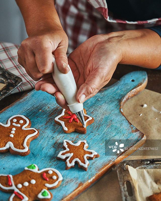 在烤箱里烘烤姜饼圣诞饼干图片素材