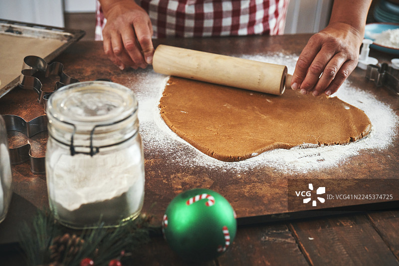 在家庭厨房准备姜饼圣诞饼干图片素材