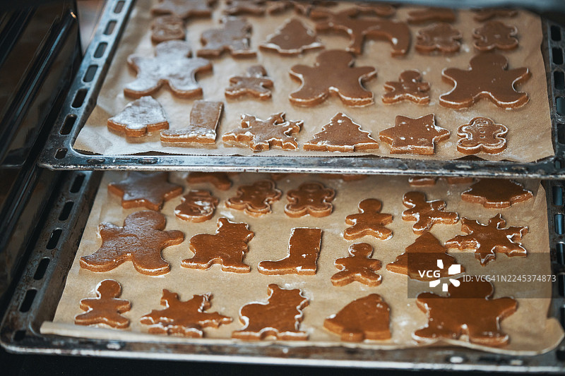 在烤箱里烘烤姜饼圣诞饼干图片素材