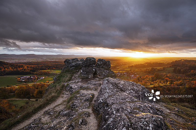 雨水和阳光交替出现——霍恩施陶芬施皮尔堡自然保护区的戏剧性秋季氛围图片素材