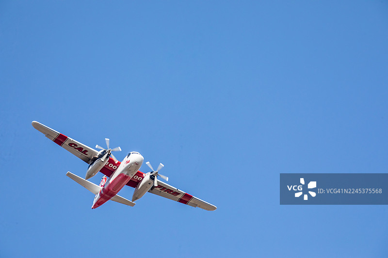 2020年6月14日，加利福尼亚州温彻斯特：加州消防局飞机准备在温彻斯特附近的山顶干旱野火上空投撒阻燃剂。图片素材