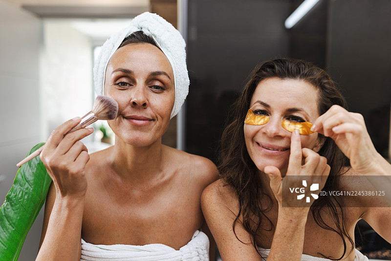 两位女士享受水疗日，敷着面膜，享受放松、呵护和共享的美丽时光图片素材