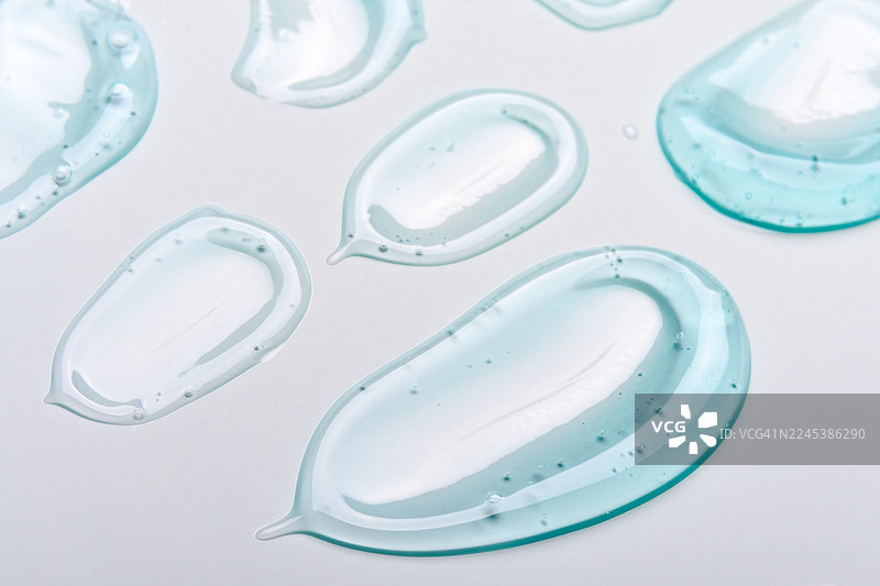 具有光滑质感的透明蓝色凝胶液滴图片素材