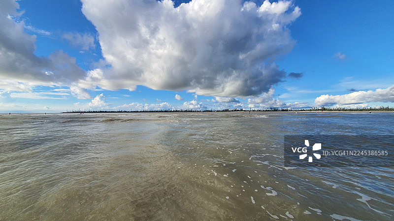 印度巴卡利，戏剧性天空下的海景全景，云层密布，广阔的水面与远方的地平线相接图片素材