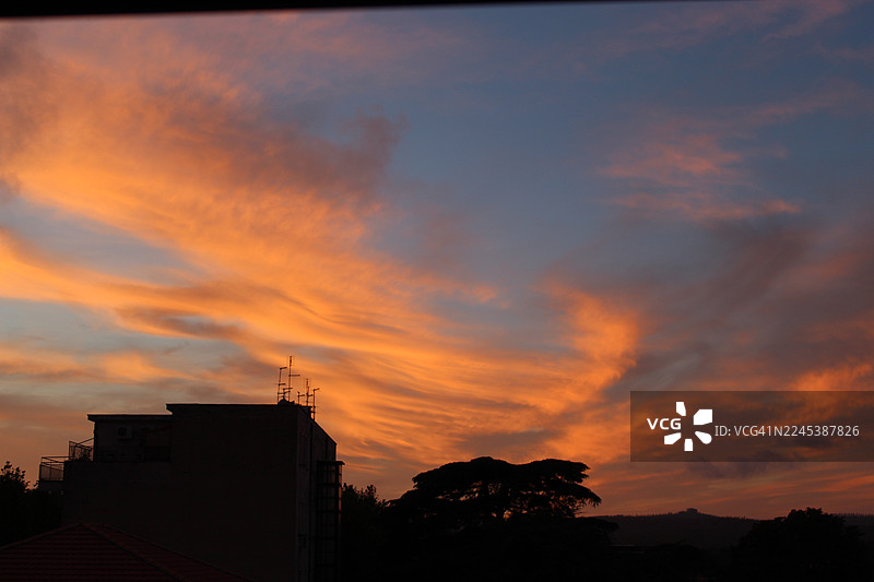 意大利布拉恰诺，建筑剪影在生机勃勃的日落天空映衬下的戏剧性低角度景观图片素材