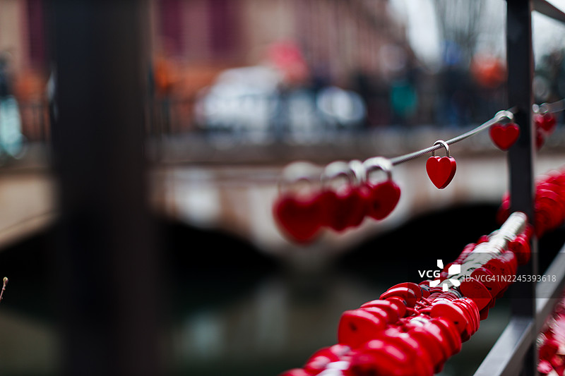 法国科尔马，栏杆上挂着红心形挂锁的特写，象征着爱与承诺图片素材