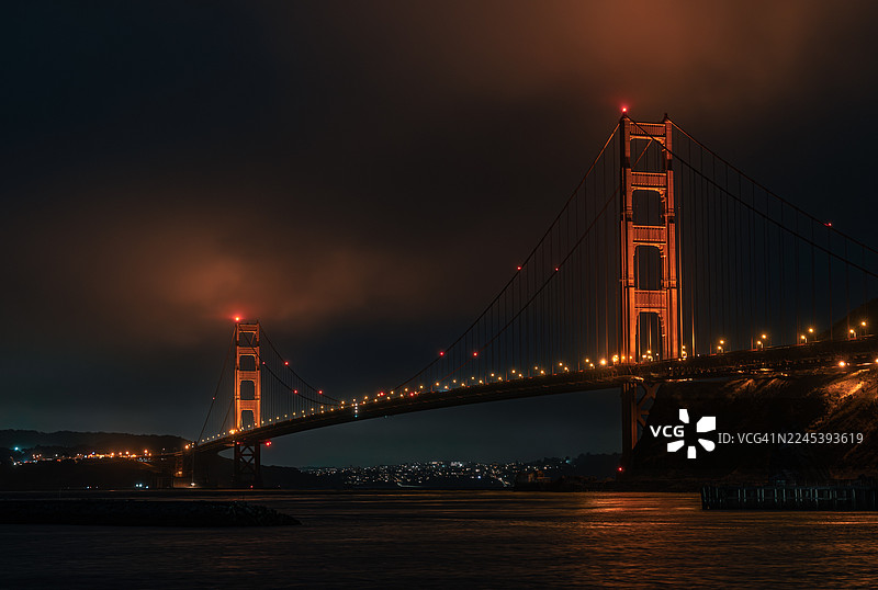 金门大桥夜景，灯火辉煌，天空多雾，城市灯光闪烁，美国索萨利托图片素材