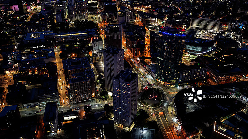 伯明翰市中心上空的夜景，有灯火辉煌的摩天大楼、繁忙的街道和黄昏时的城市天际线，西米德兰兹的现代建筑和商业区概念图片素材