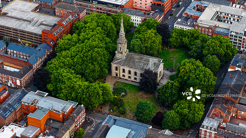 伯明翰圣保罗教堂和圣保罗广场的鸟瞰图，周围环绕着绿树和历史悠久的红砖建筑，珠宝区的历史地标与城市社区，旅行与文化概念图片素材