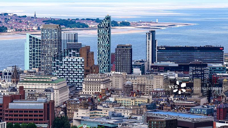 利物浦城市天际线的鸟瞰图，背景为现代高层建筑、历史建筑和默西河，展示了英格兰西北部的城市发展和海滨城市景观图片素材