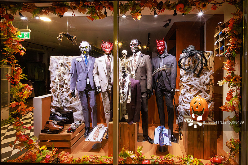 创意店铺陈列，融合时尚与万圣节惊悚元素图片素材