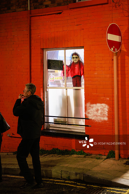 万圣节窗户陈列，展示了德里镇的食尸鬼玩偶图片素材