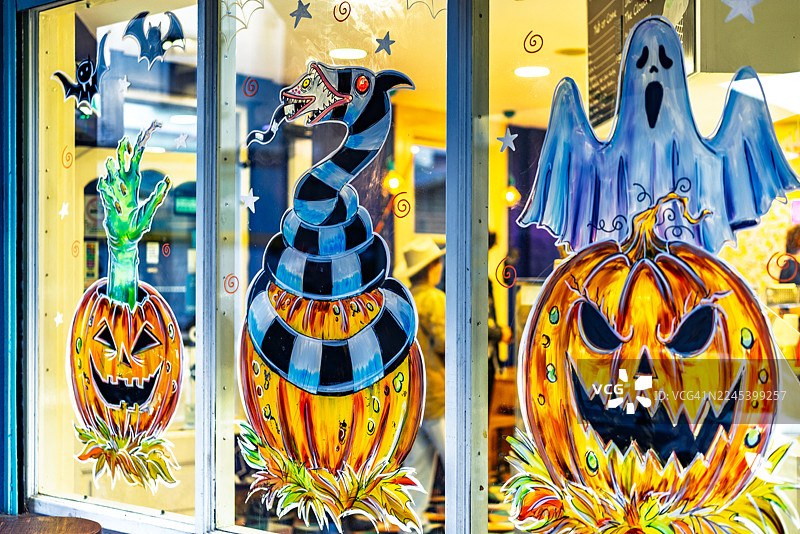 万圣节窗户艺术品在德里节期间展出图片素材