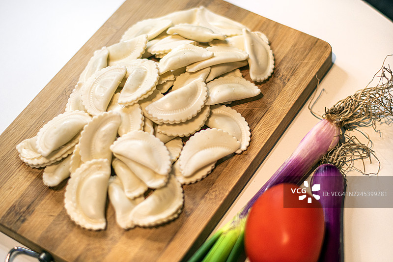 番茄葱香挞。新鲜意大利面配蔬菜。图片素材