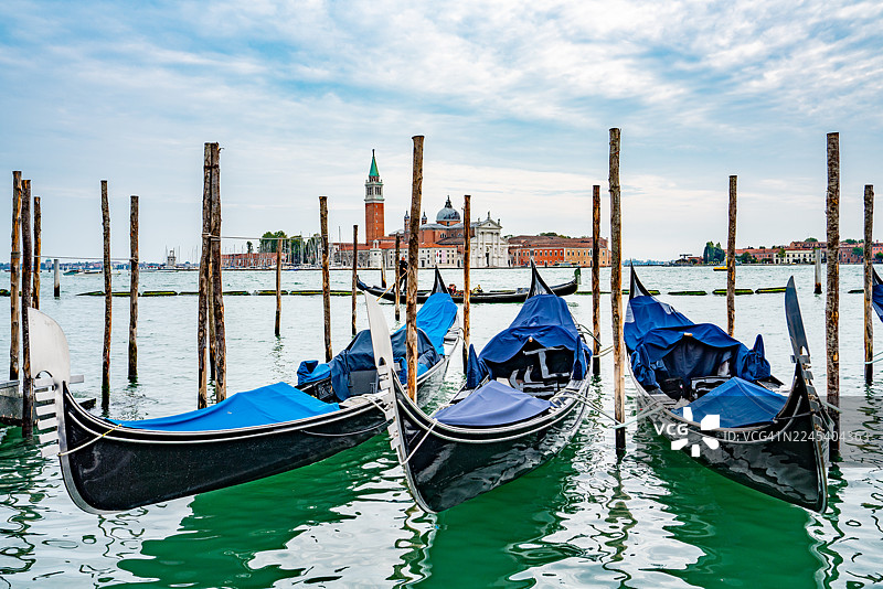 威尼斯城景 - 大运河贡多拉停靠在码头，意大利图片素材