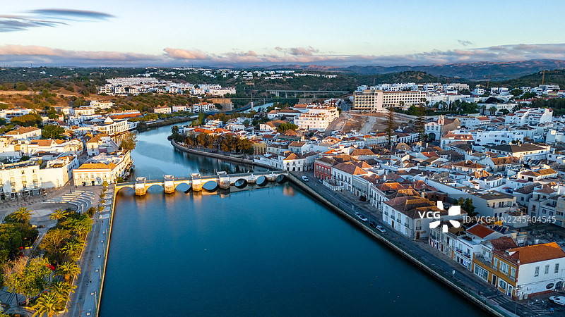 葡萄牙阿尔加维，塔维拉和吉朗河的鸟瞰图图片素材