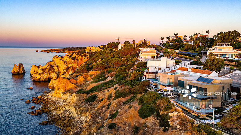 葡萄牙阿尔加维 Albufeira 码头日出时的西灯塔图片素材