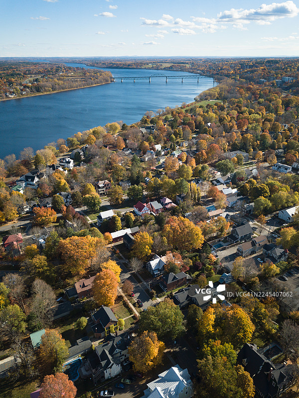 加拿大新不伦瑞克省弗雷德里克顿滑铁卢大道秋叶的鸟瞰图图片素材