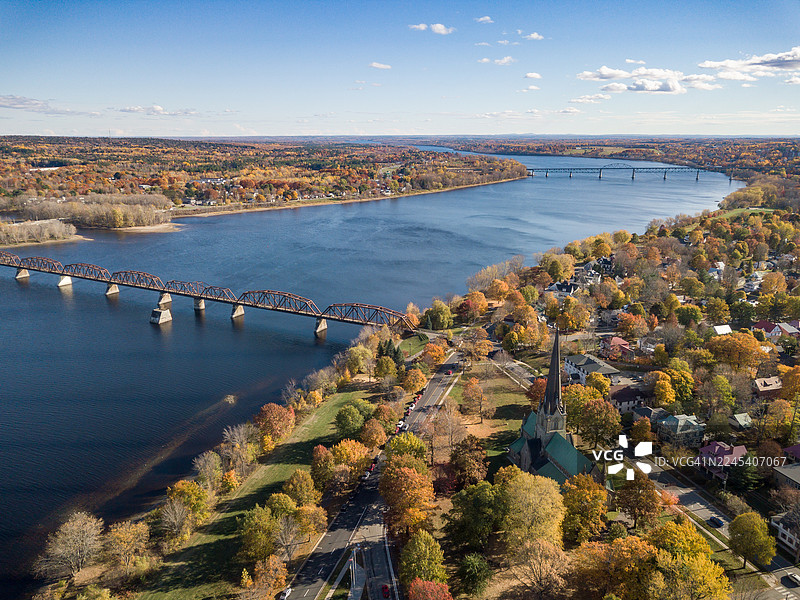 加拿大新不伦瑞克省弗雷德里克顿滑铁卢街秋叶的鸟瞰图图片素材