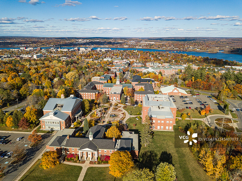 加拿大新不伦瑞克省弗雷德里克顿市，圣托马斯大学和新不伦瑞克大学校园的秋叶图片素材