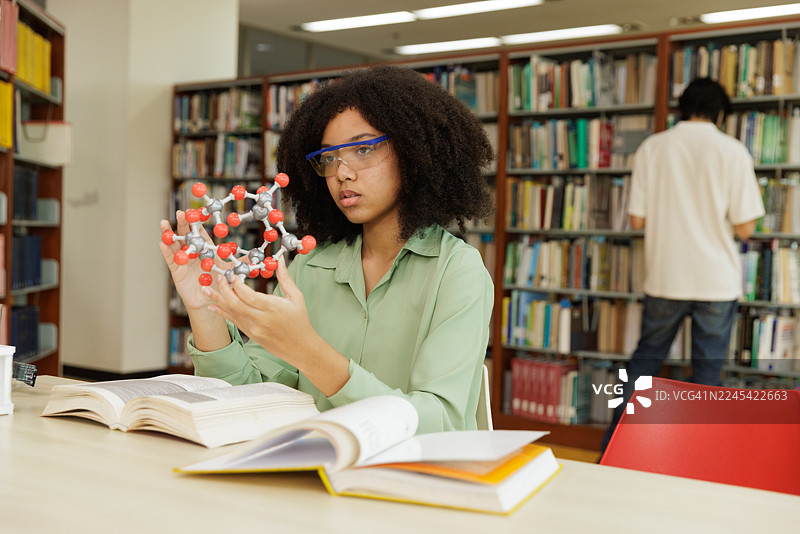 学生在图书馆分析分子结构图片素材