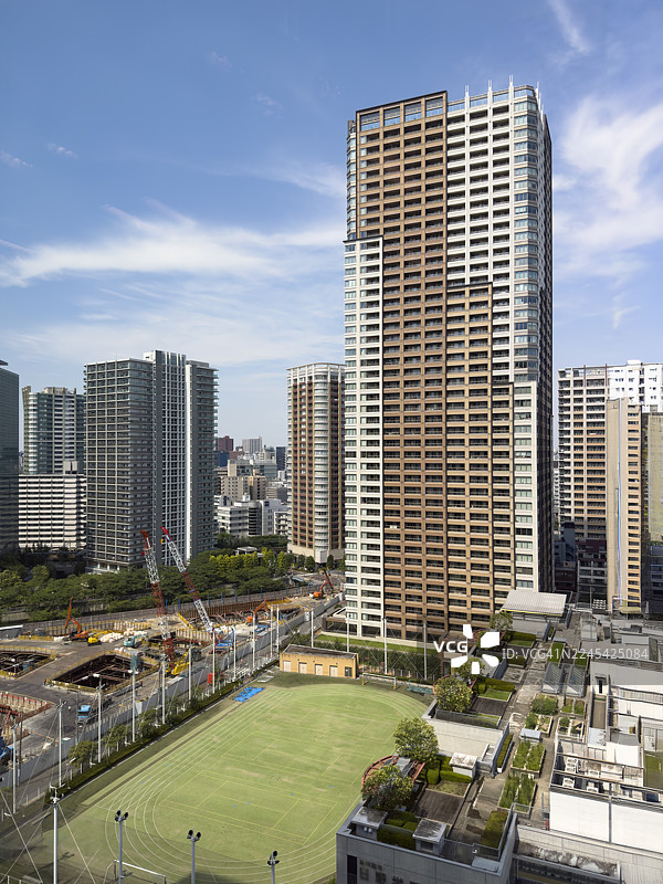 日本城市高层住宅楼与建筑工地图片素材