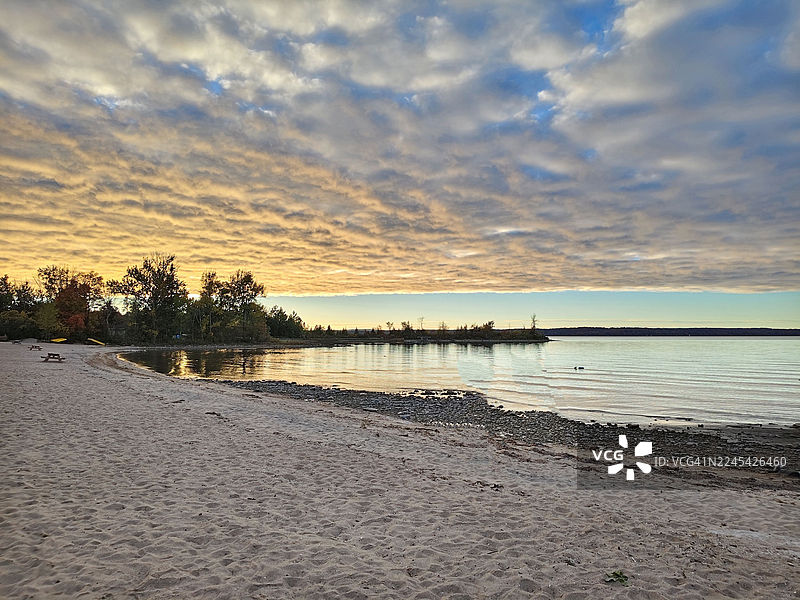 日落时分，安大略省米德兰市的汤姆·麦卡洛公园/海滩，天空色彩绚丽，景色迷人图片素材