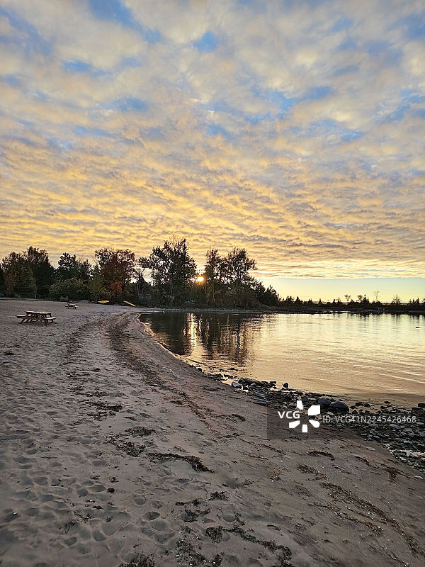 日落时分，麦考尔公园/海滩，天空色彩斑斓，景色壮丽/加拿大安大略省米德兰图片素材