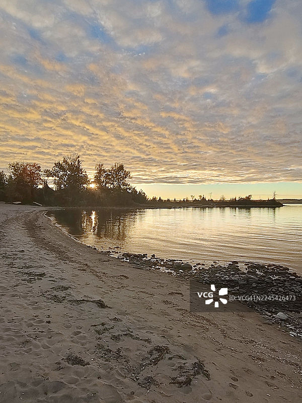 傍晚/日落时分，汤姆·麦卡洛公园/海滩，天空色彩绚丽，景象壮美/加拿大安大略省米德兰市图片素材