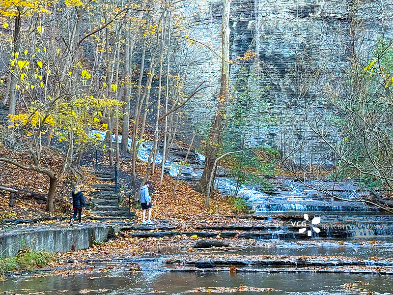 秋季伊萨卡卡斯卡迪拉峡谷附近的人们图片素材