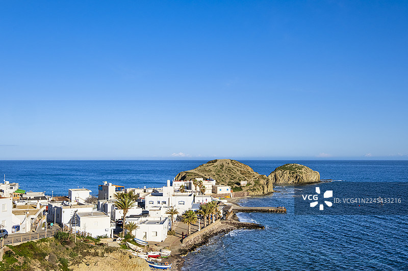 西班牙卡沃德加塔-尼哈尔自然保护区内拉伊斯拉德尔莫罗村的白色房屋图片素材