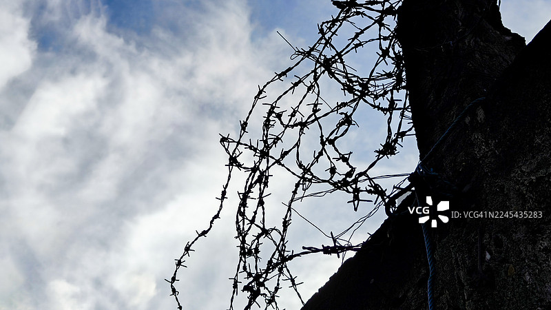 布满铁丝网的天空图片素材