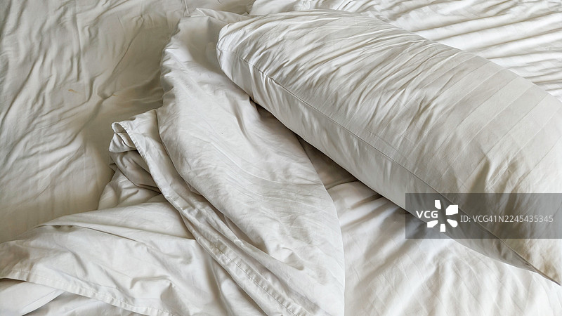 凌乱的白色床单图片素材