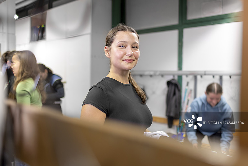 更衣室里自信的女冰球运动员肖像图片素材