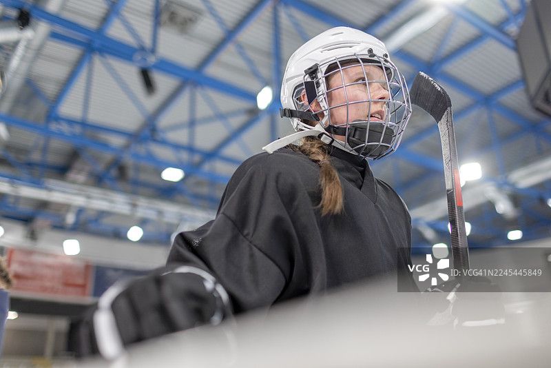 冰球场上的女性冰球运动员图片素材